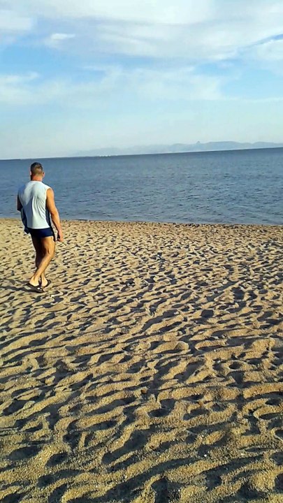 un uomo nella spiaggia