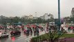 Đoàn người cổ vũ tại Hà Nội giữa trời mưa