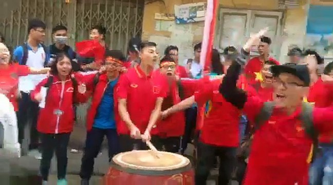 Sinh viên Bách Khoa tập trung tại trường cổ vũ cho U23 Việt Nam