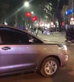 Cần gạt ô tô cắm cờ ăn mừng chiến thắng tuyển U23 Việt Nam