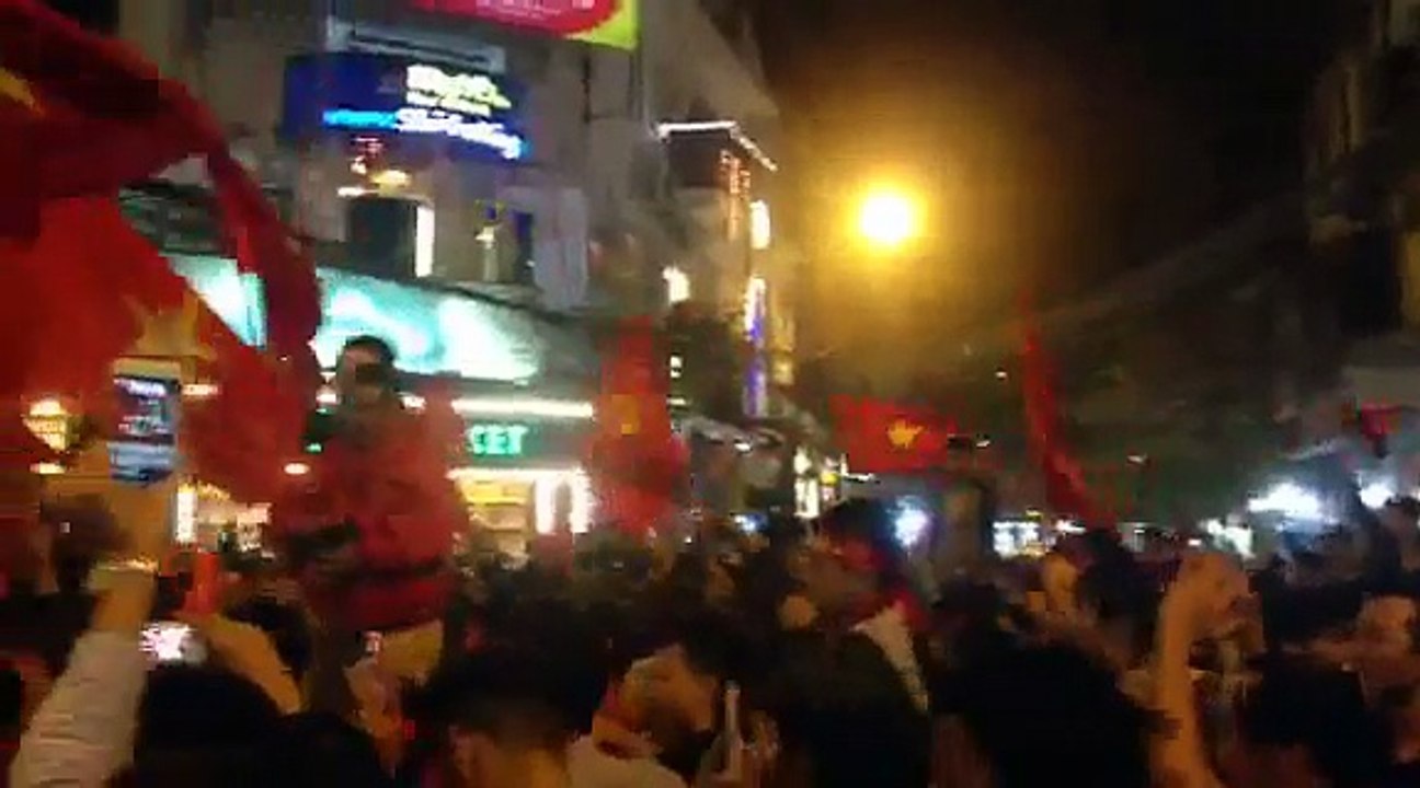 Thủ đô Hà Nội vỡ òa trước chiến thắng của đội tuyển U23 Việt Nam