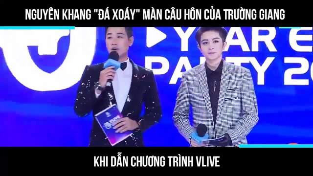 Nguyên Khang đá xoáy màn câu hôn của Trường Giang khi dẫn chương trình Vlive