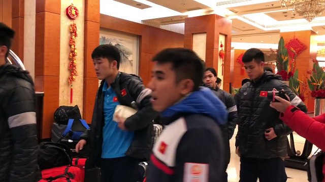 Hà Đức Chính đu bám đàn anh Bùi Tiến Dũng trên đường di chuyển ra xe