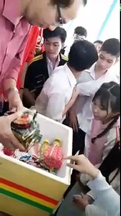 Học trò tặng quà sinh nhật thầy giáo thật "bá đạo"