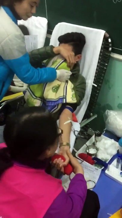 Nam thanh niên khóc nức nở khi đi hiến máu nhân đạo