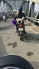 "Con sen" chở các "boss" đi chơi trên cầu Tràng Tiền