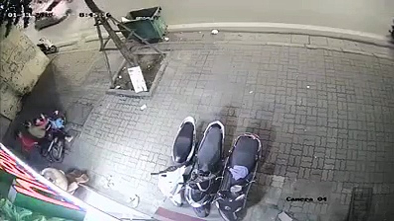 Bức xúc người phụ nữ dẫn theo con nhỏ đi ăn trộm gấu bông trưng bày trước cửa hàng