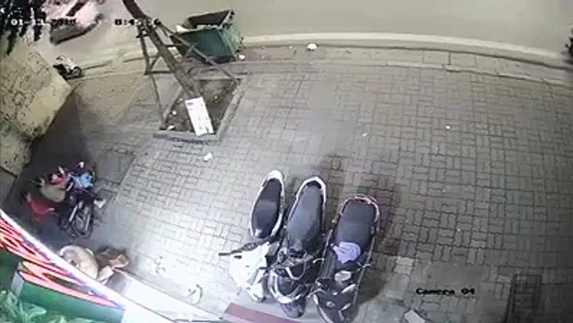 Bức xúc người phụ nữ dẫn theo con nhỏ đi ăn trộm gấu bông trưng bày trước cửa hàng