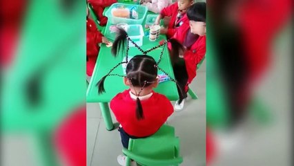 "cười ngặt nghẽo với thời trang tóc của bé"