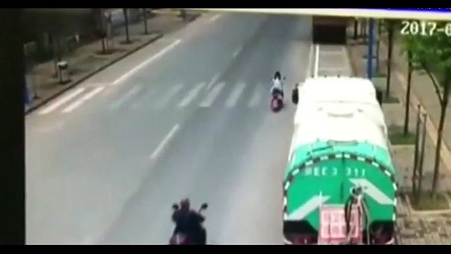 Cô gái đâm sầm vào ô tô do vừa lái xe vừa xem điện thoại