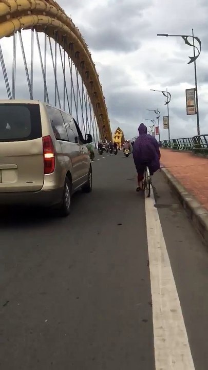 Xe ô tô che chắn cho những xe đi bên cạnh trước trời gió to