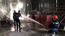 Lực lượng cứu hỏa khẩn trương chữa cháy tại Bình Dương