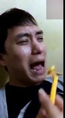 Thanh niên khóc lóc vì bị vợ... bắt cạo râu