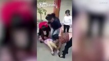 Người vợ đánh đập cô bồ nhí của chồng mặc cho cô ta đang mang thai