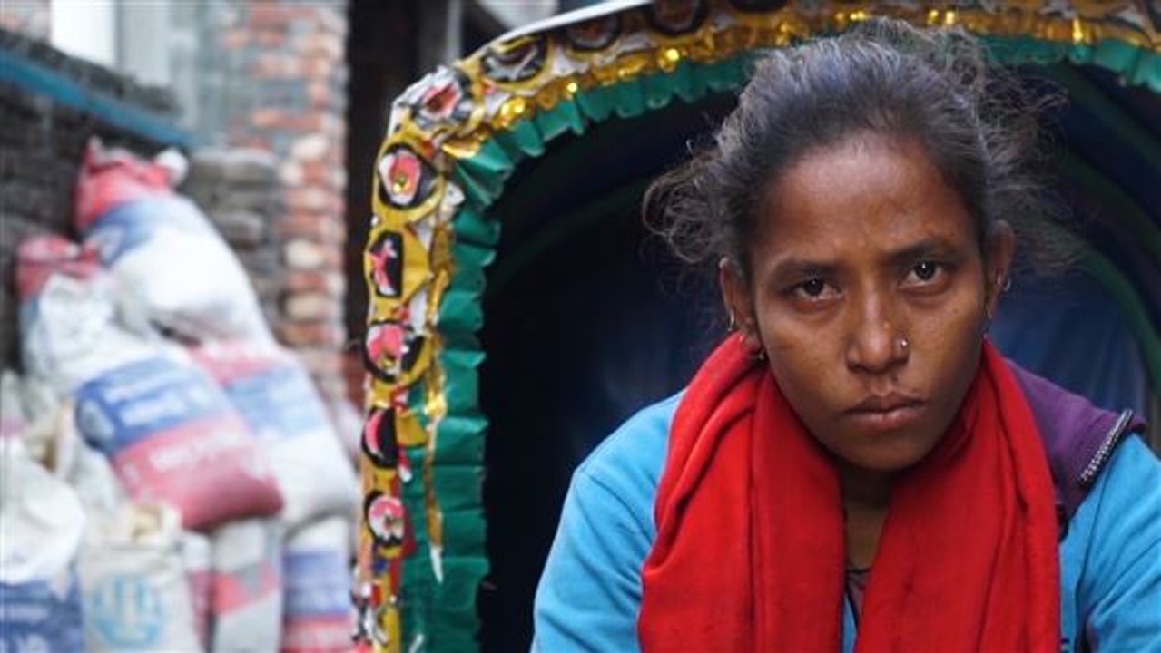 Allein unter kerlen: dhakas einsame rikscha-fahrerin