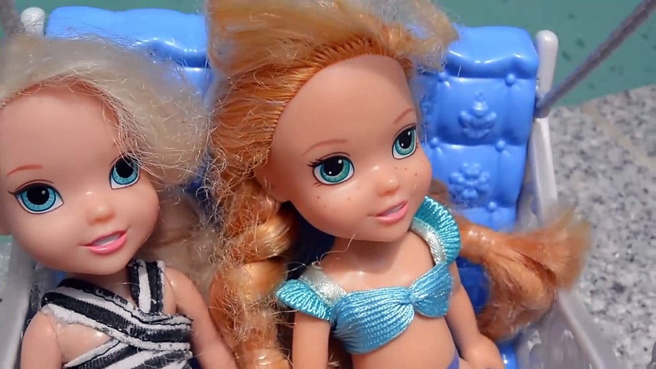 Anna and Elsa Toddlers Shark Attack! Frozen Elsya Annya Vacation Barbie Swimming Pool Toys Floaties