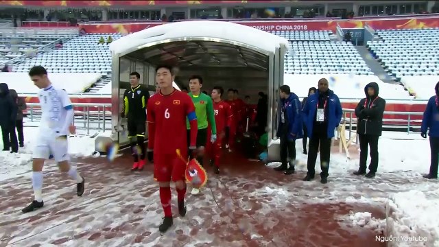 Rời khỏi sân cỏ, các cầu thủ của chúng ta nhí nhố và lầy lội thế này đây