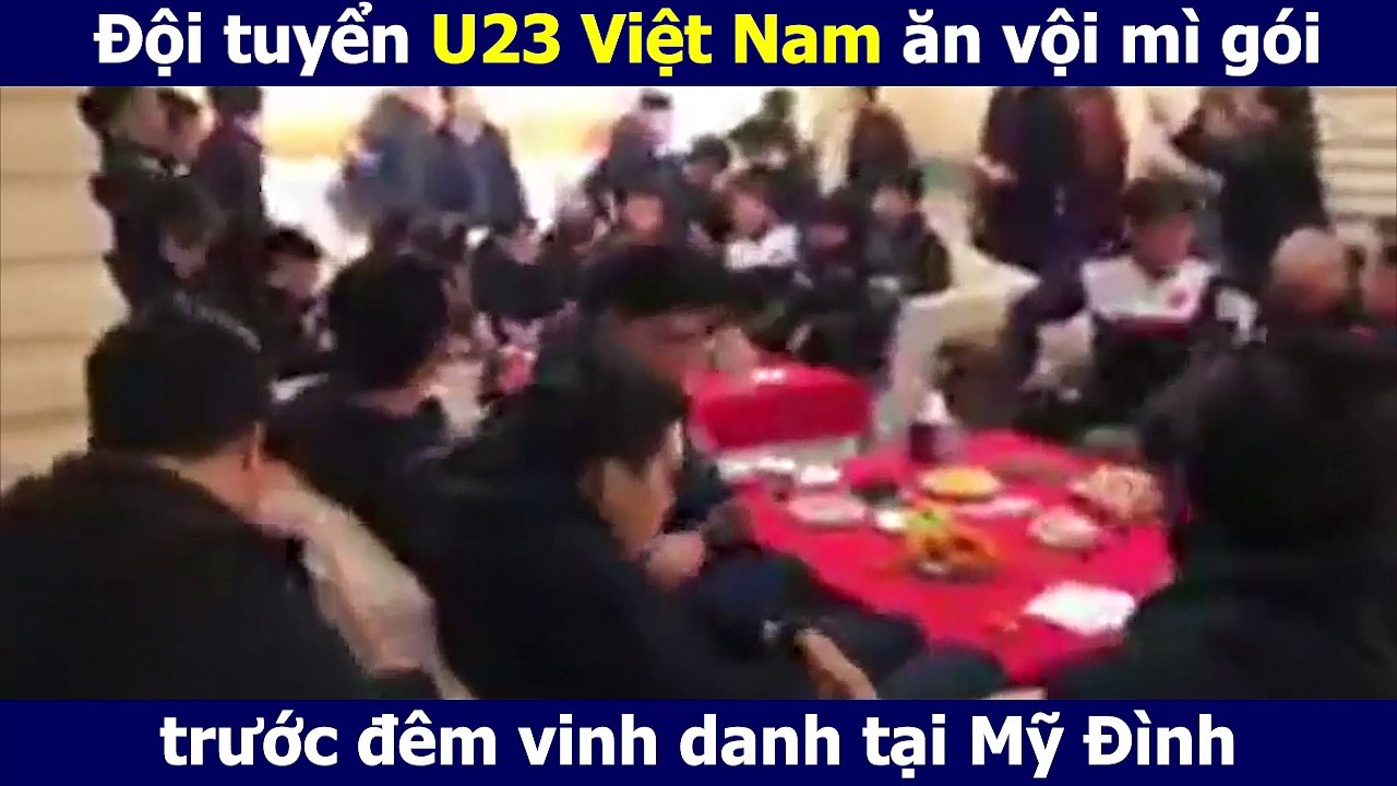 Đội tuyển U23 Việt Nam ăn vội mì gói trước đêm vinh danh tại Mỹ Đình