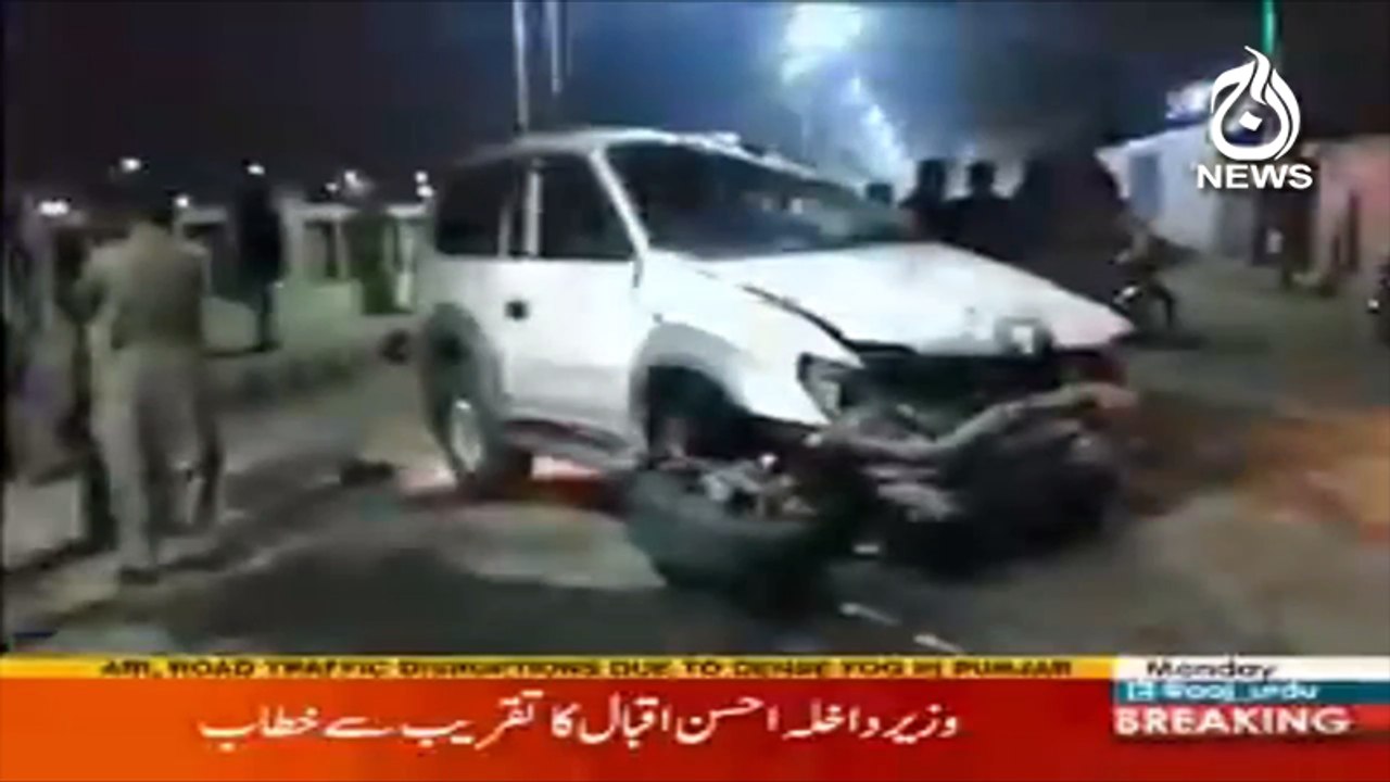 Drunkard cop kills two pedestrians | Aaj News