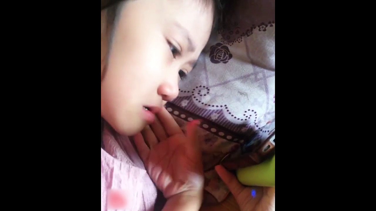 Cư dân mạng vừa thương vừa buồn cười "cô bé cảm xúc" khóc như mưa theo nhân vật trong phim