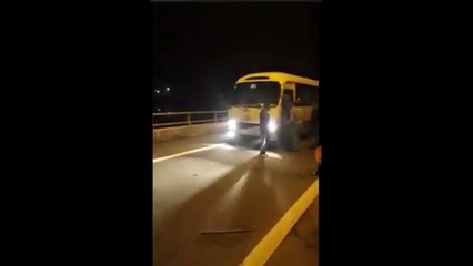 Đám thanh niên cầm mã tấu vừa xin tiền vừa live stream