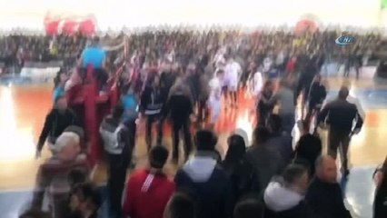 Taraftar sahaya indi, voleybol maçı tatil edildi