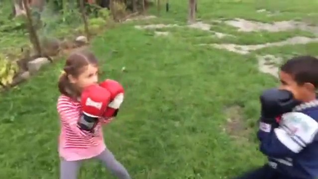 Une petite fille qui aime pas se faire marcher sur les pieds