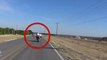 Un chauffard percute volontairement un motard qui le double et le fait chuter