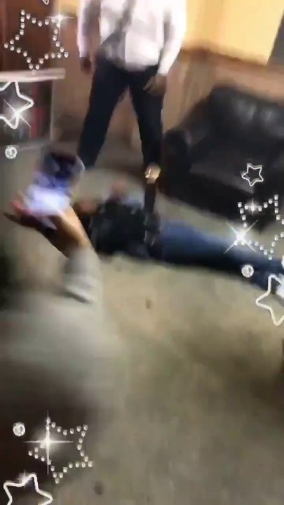 Cette racaille se fait calmer par un vigile... Douloureux