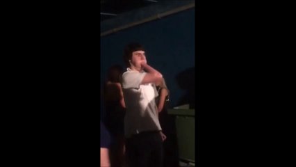 Ce gars s'est avalé le poing...