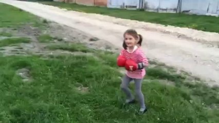 Cette petite fille n'aime pas qu'on lui marche sur les pieds! Bim