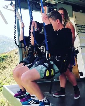 Ils font un saut pendulaire complètement fou avec une chute