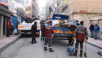 Manisa Evden 2 Römork Dolusu Çöp Çıktı
