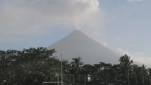 El volcán filipino Mayon baja su actividad aunque los evacuados suman 80.000
