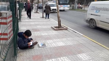 Suriyeli Muhammed Hem Ders Çalışıyor Hem de Ekmek Parasını Kazanıyor