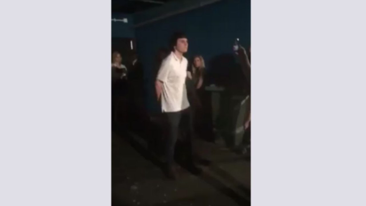 Blague de la main dans la bouche