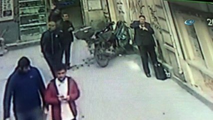 Karaköy’de yaşlı adamı 'fakirlere para dağıtacağız' diyerek dolandırdılar