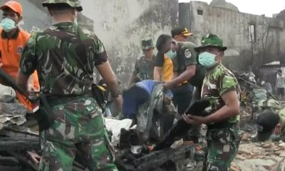 TN, Polri, dan PPSU Bersihkan Puing Sisa Kebakaran di Krukut