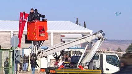 Öncüpınar sınırı Türk bayraklarıyla donatıldı