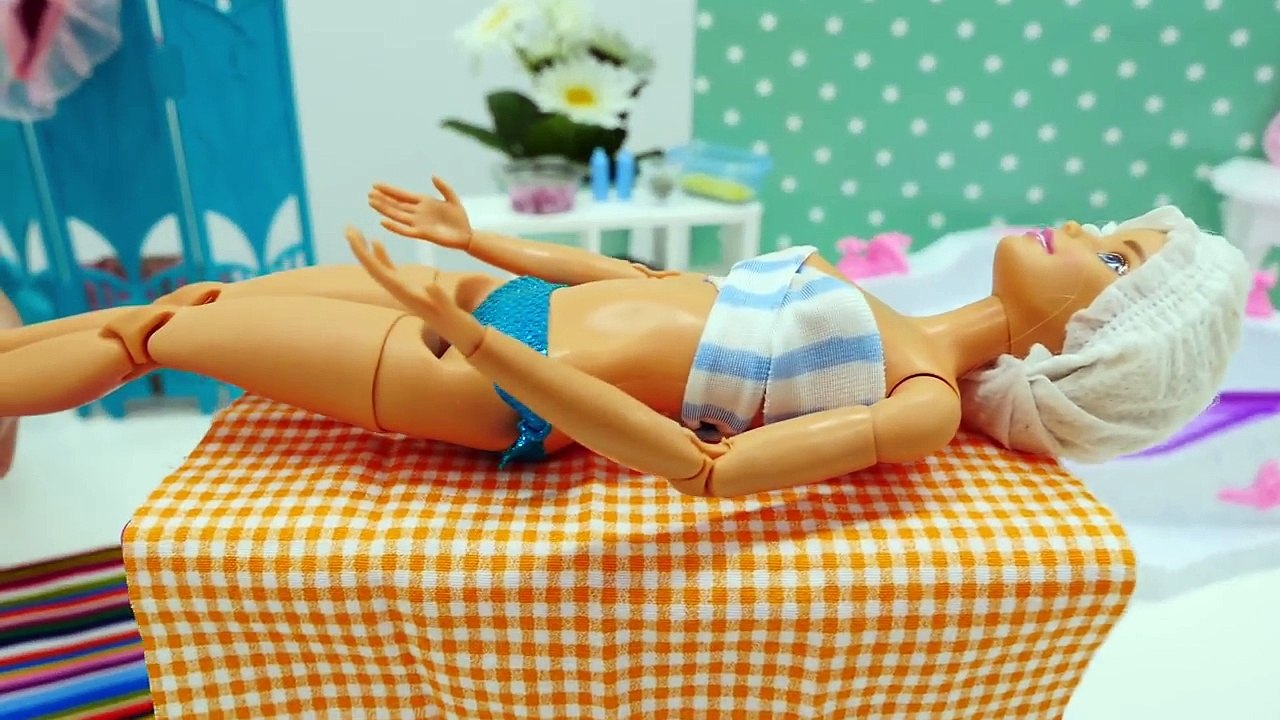 #Barbie SPA salonuna geldi. ÇAMUR banyosu, yosun terapisi yapalım! Güzellik oyunları. #kızkanalı