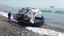 Mersin'de Mülteci Taşıyan Tekne Sahile Vurdu