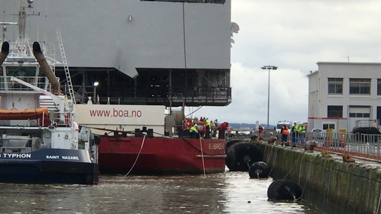 La sous-station électrique STX quitte le chantier pour rejoindre le bassin de Penhoët