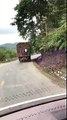 Ces gamins grimpent sur un camion pour voler de la canne à sucre (Vietnam)