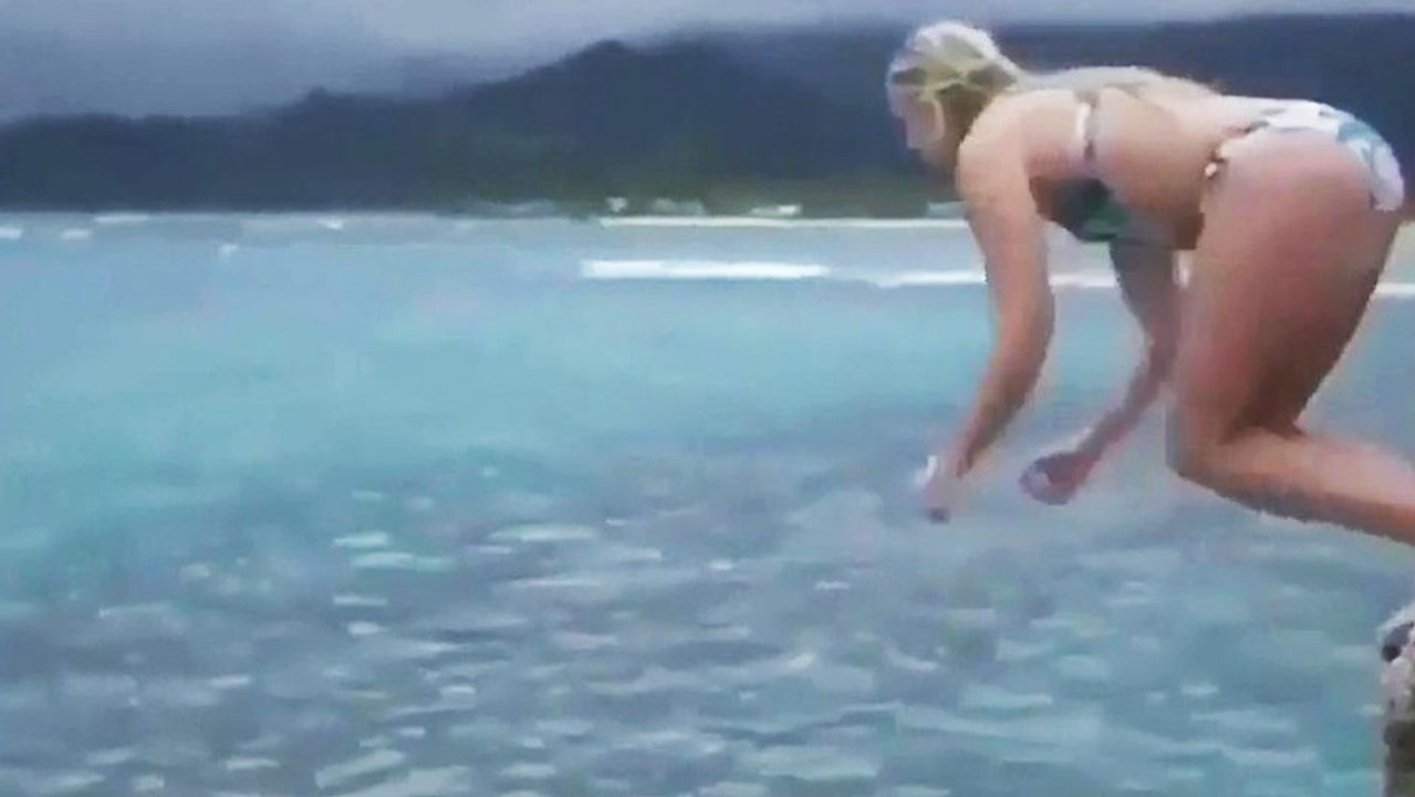 Plongeon loupé  d'une jolie blonde