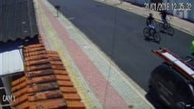 Câmera registra assalto a vendedores em plena luz do dia em SP: 'Impotência'