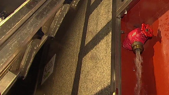 소화전 동파로 '물난리'...4시간여 단수 / YTN