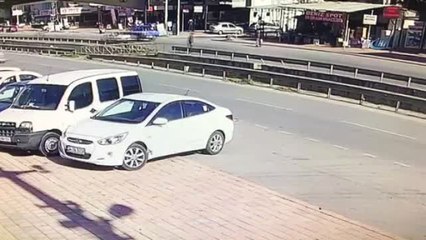 Feci Kaza Kamerada... Otomobil Yaşlı Adamı Metrelerce Yukarıya Fırlattı