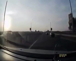 Accidente  de moto choca y el piloto queda sentado encima del coche