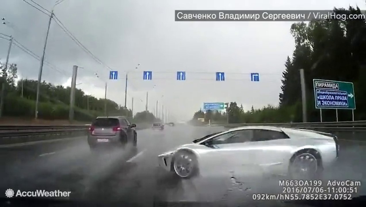 Il double avec sa Lamborghini et part en aquaplaning... Impressionnant