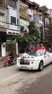 Đám hỏi rước dâu bằng dàn siêu xe và mô tô phân khối lớn chạy quanh đường phố